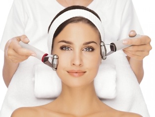 Cosmetologa to rejuvenate the face