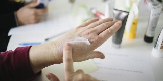 rejuvenation of the skin of the hands in the home