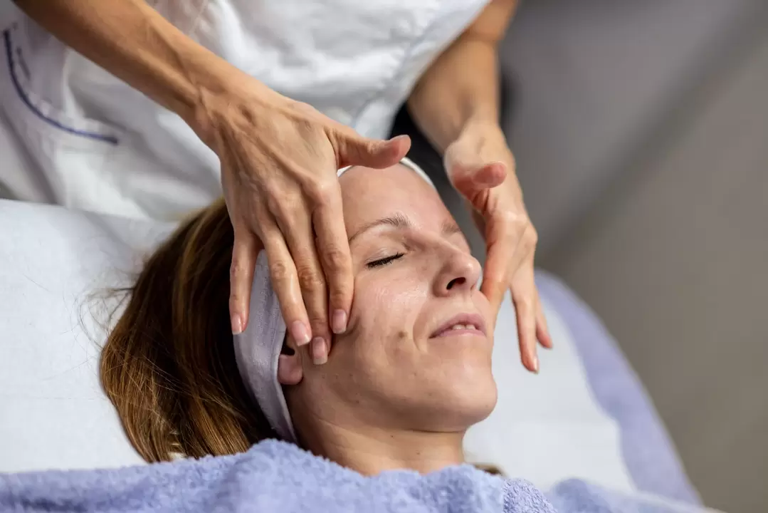 The cosmetologist will determine, depending on the condition of the skin, which hardware rejuvenation technique to use. 