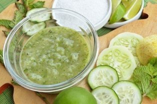 Cucumbers to rejuvenate the face
